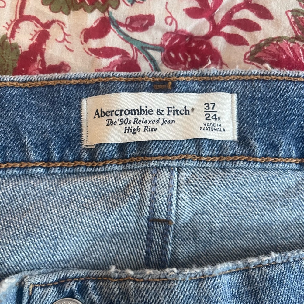 Abercrombie and Fitch 90’s Relaxed Jeans - Picture 2 of 2